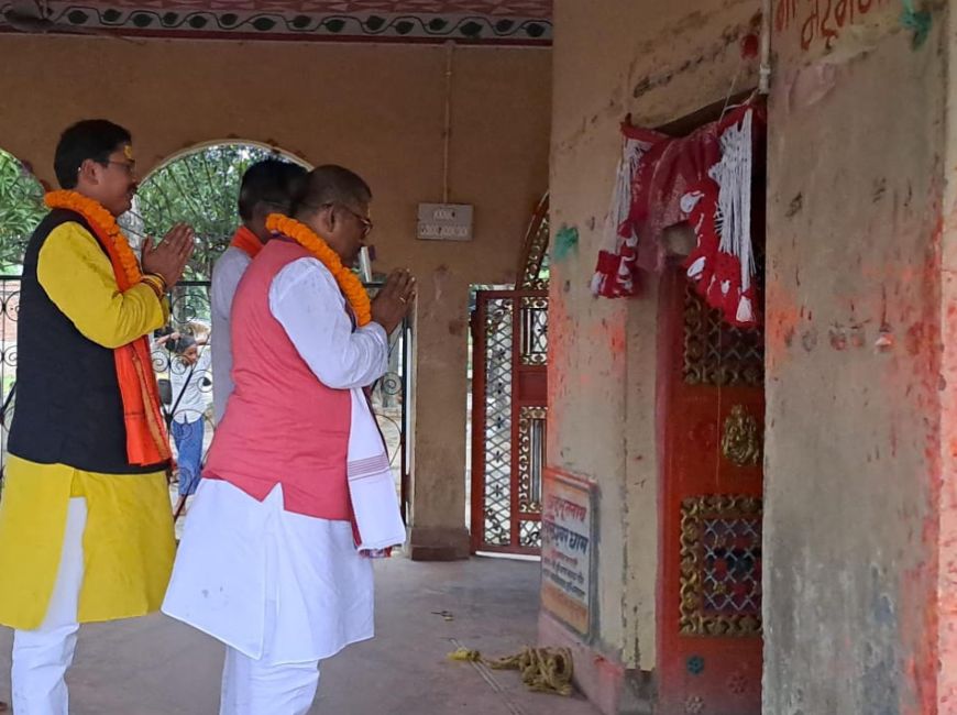 Hari Sahni offering prayers at a temple in Madhuban, Bihar