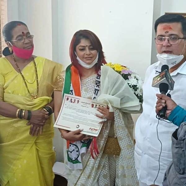 Janvi Vora (centre) after joining the National Congress Party