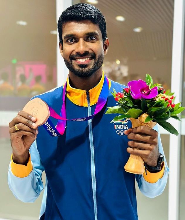 Jinson Johnson with a bronze medal at the Asian Games (2022) 