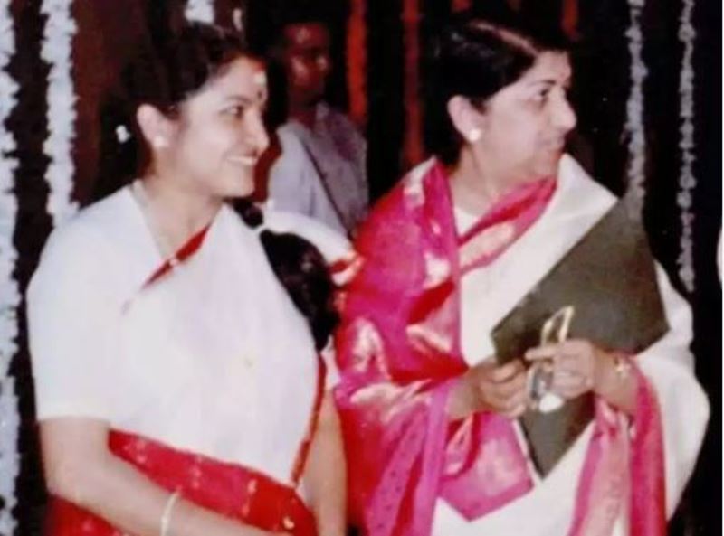 K. S. Chithra with Lata Mangeshkar