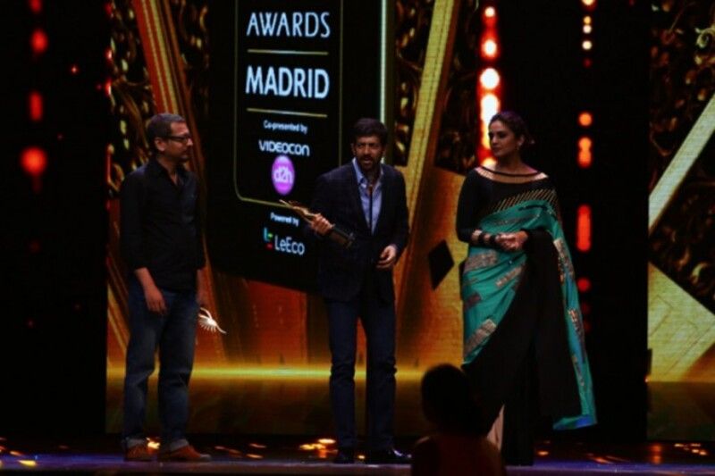 Kabir Khan (centre) receiving the award for 'Best Film' for 'Bajrangi Bhaijaan' (2015) at the IIFA Awards in 2016