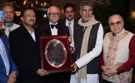 Kailash Satyarthi receiving the Dr. Bhai Mohan Singh trophy