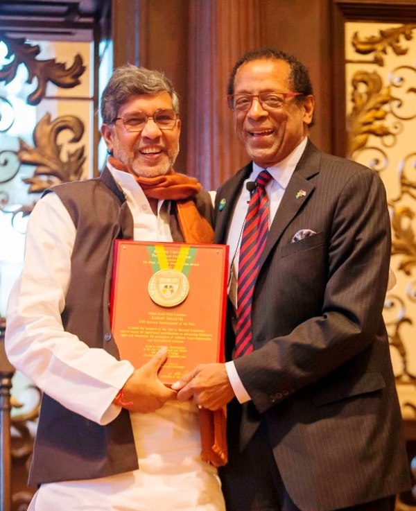 Kailash Satyarthi receiving the Humanitarian of The Year Award