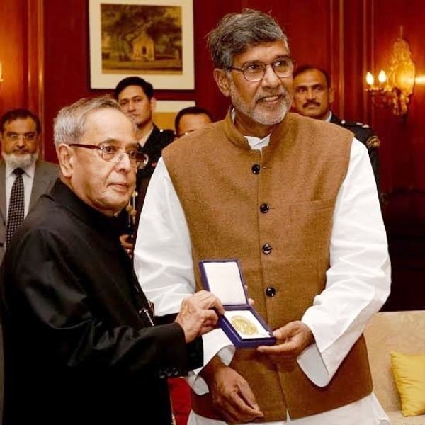 Kailash presenting his Nobel Peace Prize medal to President of India