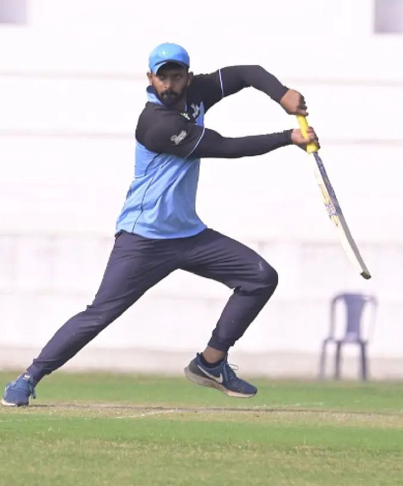 Karthik Mahesh playing cricket