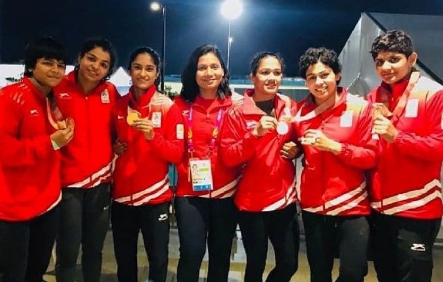 Kiran Bishnoi (extreme right in the row) with the women's wrestling team in Commonwealth Games 2018