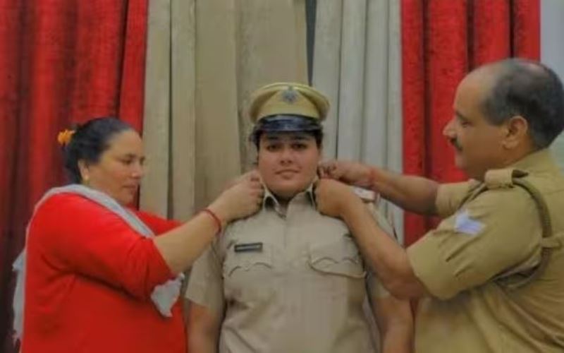 Kiran as a sub inspector with her parents