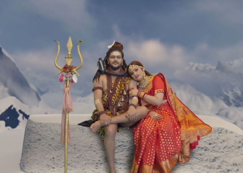 Komal Saklani and Hansraj Raghuwanshi in a still from the music video 'Gauri Shankar' (2023)
