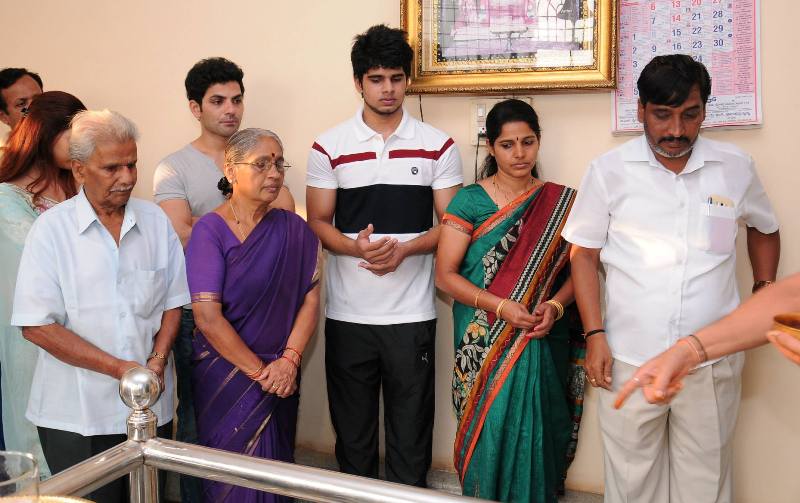 Maayathere Suresh with his wife, son, and parents (right to left)