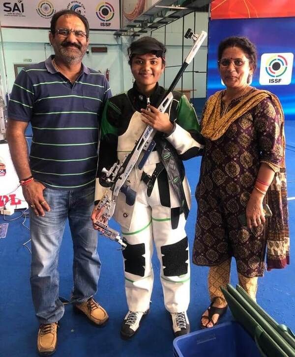 Manini Kaushik (centre) with her parents