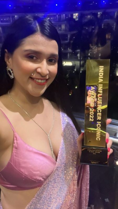 Mannara Chopra with the 2022 India Influencer Iconic Award