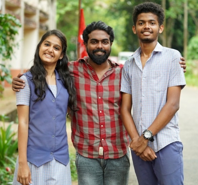 Mathew Thomas (extreme right) with Anaswara Rajan (extreme left) during the shoot of Thanneer Mathan Dinangal