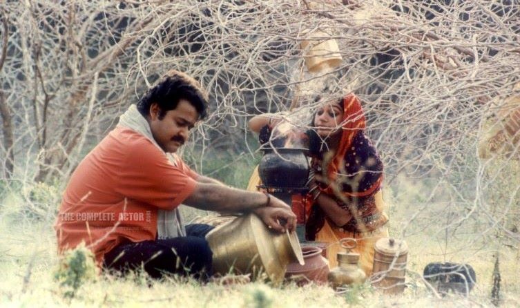 Mohanlal and Shobhana in the film Thenmavin Kombath