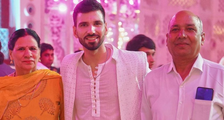 Mohit Chhikara posing with his parents