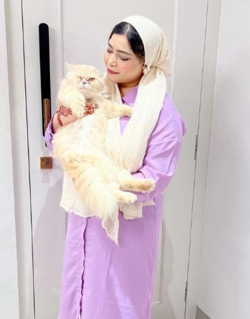 Moonzarian Darbar with a cat 