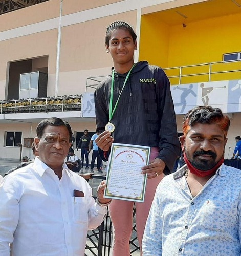 Nandini Agasara with her gold medal at Junior National State Meet in 2021