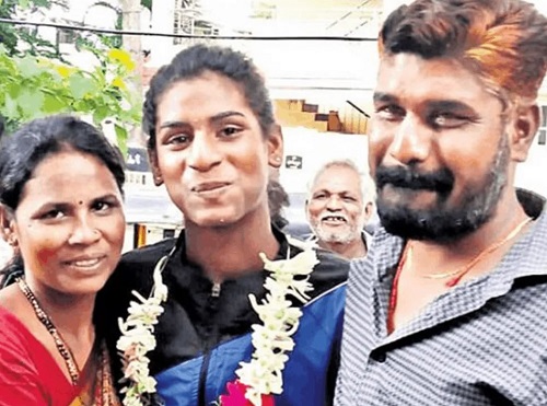 Nandini Agasara with her parents