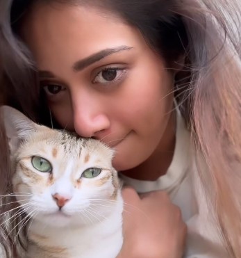Nivetha Pethuraj posing with her pet cat, Tigy