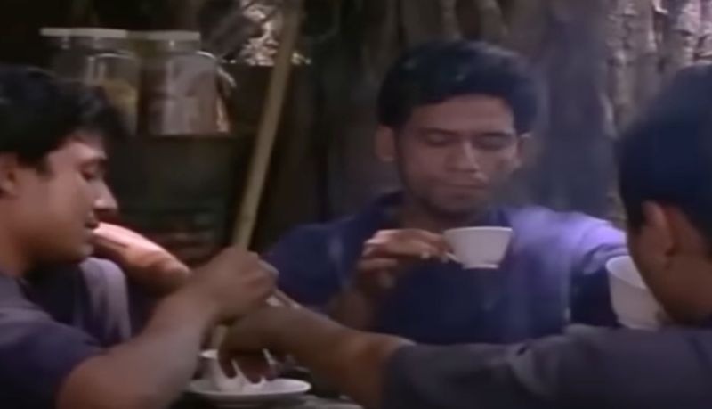 Om Puri (with a cup) in a still from the Hindi film 'Albert Pinto Ko Gussa Kyoon Aata Hai' (1980)