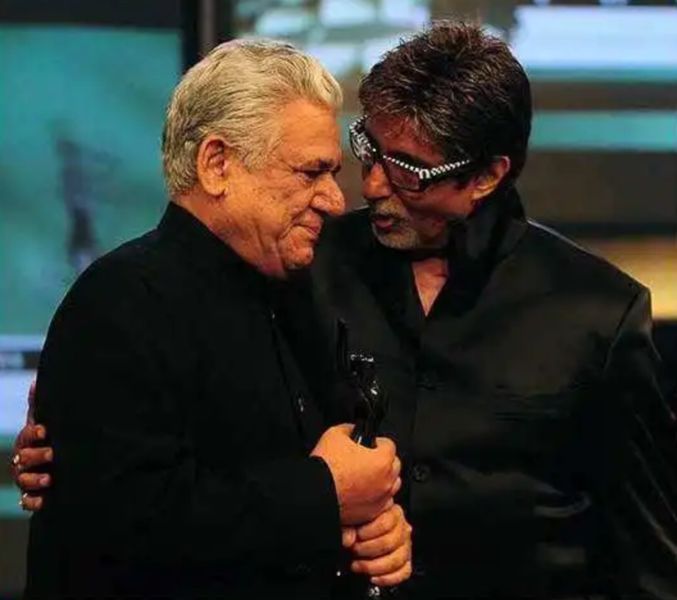 Om Puri (left) receiving the Filmfare Lifetime Achievement Award from Amitabh Bachchan (right)
