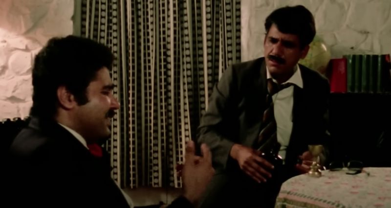 Om Puri (right) in a still from the film 'Jaane Bhi Do Yaaro' (1983)