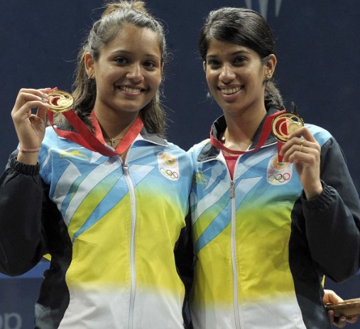Pallikal Karthik posing with Joshna Chinappa after winning gold medal in the CWG in 2014