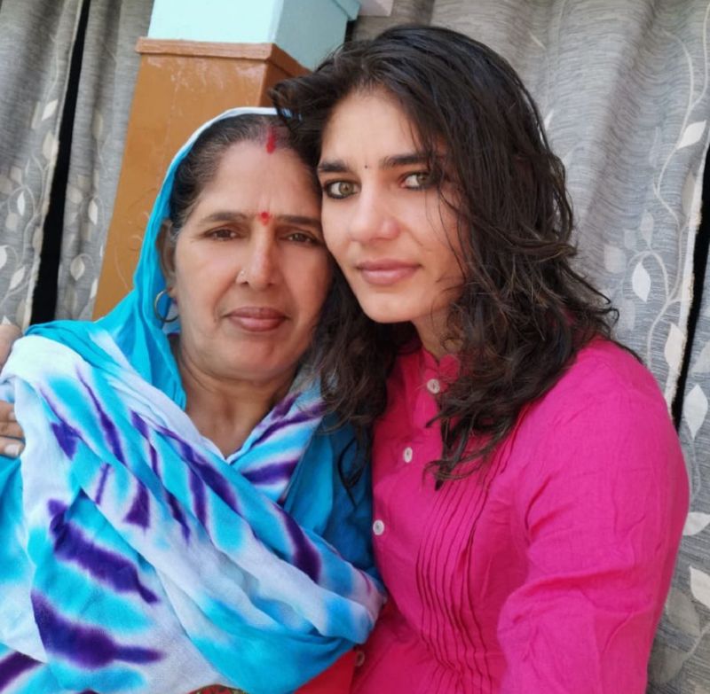 Parul Chaudhary with her mother