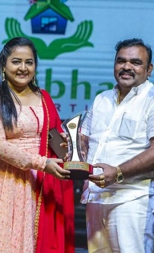 Pooja Murthy receiving an award