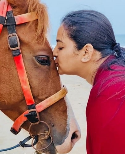 Pooja Murthy with a horse