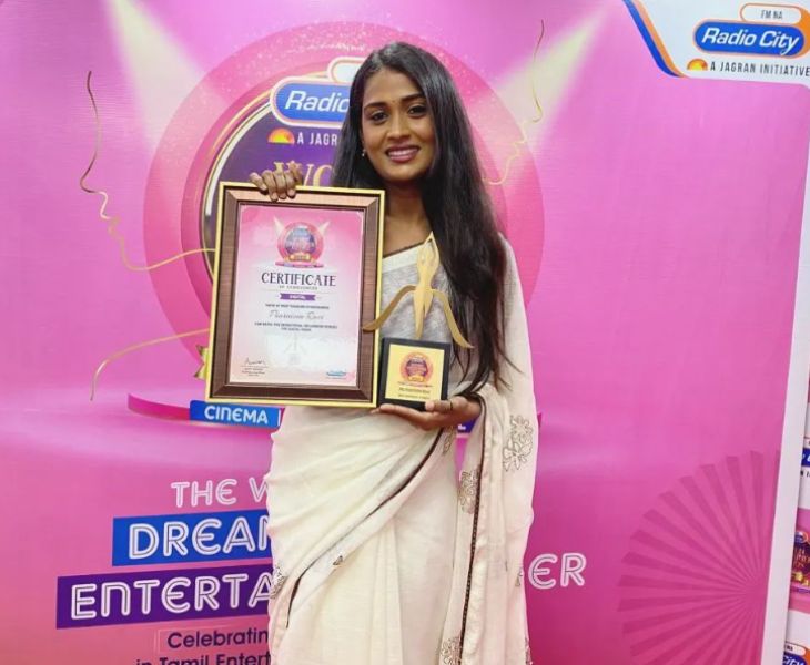 Poornima Ravi receiving Women Entertainer Award from Radio City