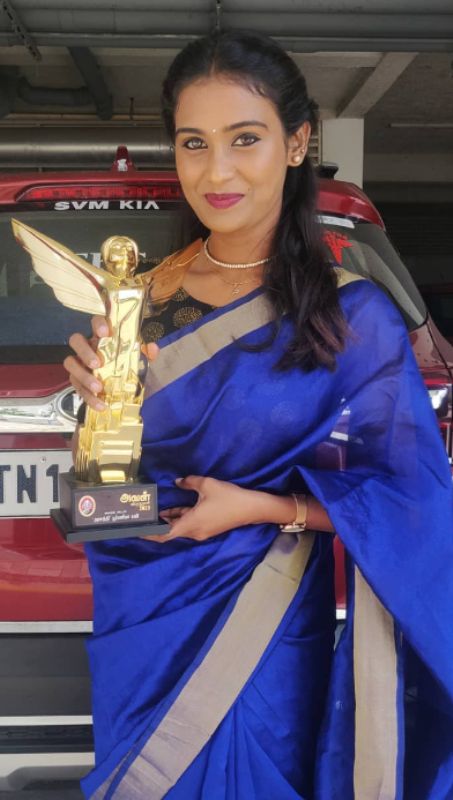 Poornima Ravi with Best Digital Content Creator Award from Behindwoods Awards