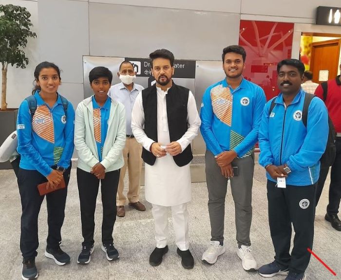 Pravin Sawant (right) along with his team and Sports Minister of India, Anurag Thakur.