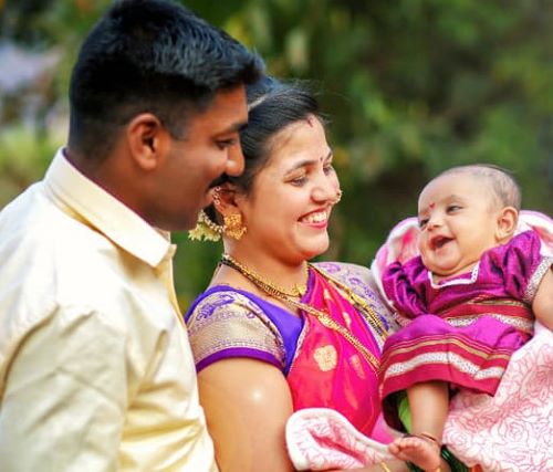 Pravin Sawant with his wife and daughter