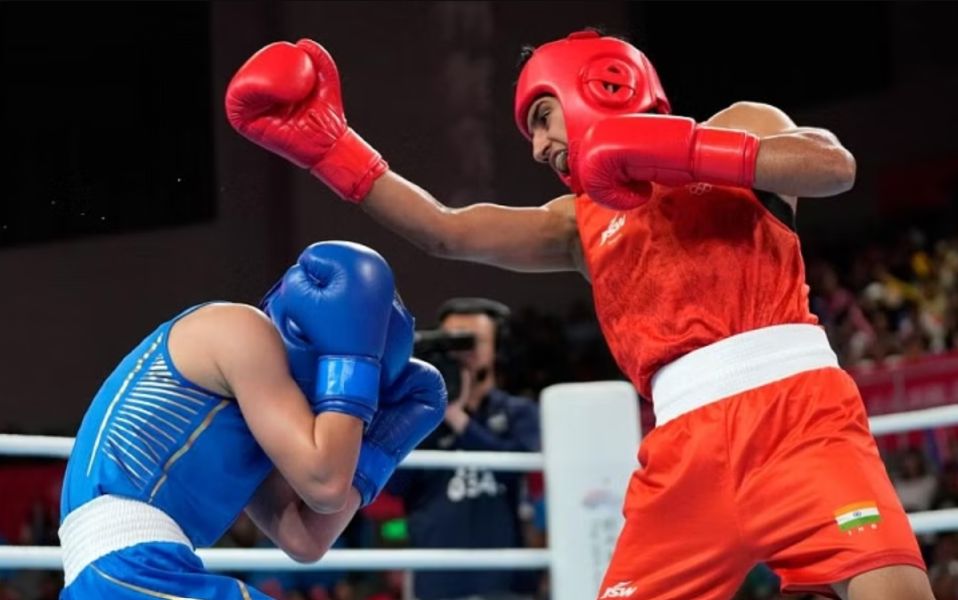 Preeti Pawar (in red) against Yuan Chang during the 54 kg boxing semifinals of the 2022 Asian Games