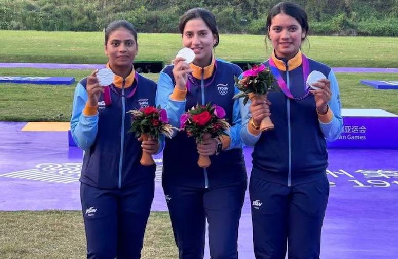 Preeti Rajak (extreme right) with her team at the 2022 Asian Games