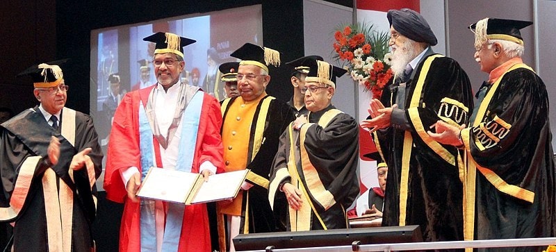 President Pranab Mukherjee presenting the Doctor of Science (Honoris Causa) to Kailash Satyarthi at the 64th Convocation of Panjab University
