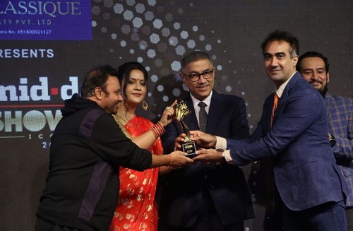 Ranvir Shorey receiving Mid-Day Award for Iconic Versatile Actor