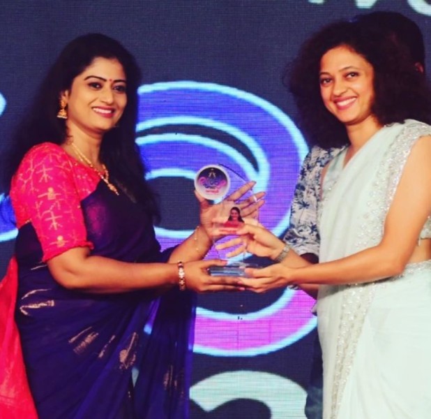Renjusha Menon (left) being given Best Supporting Actress Award