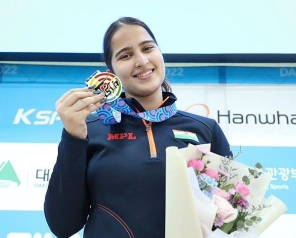 Rhythm Sangwan with her silver medal at the Asian Airgun Championship in 2022