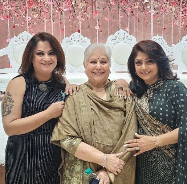 Rinku Dhawan (right) with her mother and sister
