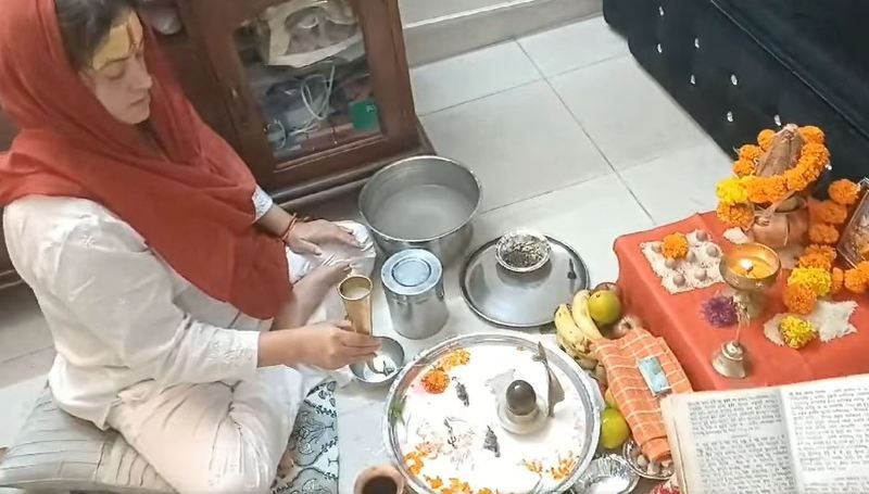 Rinku Dhawan worshipping Shivalinga