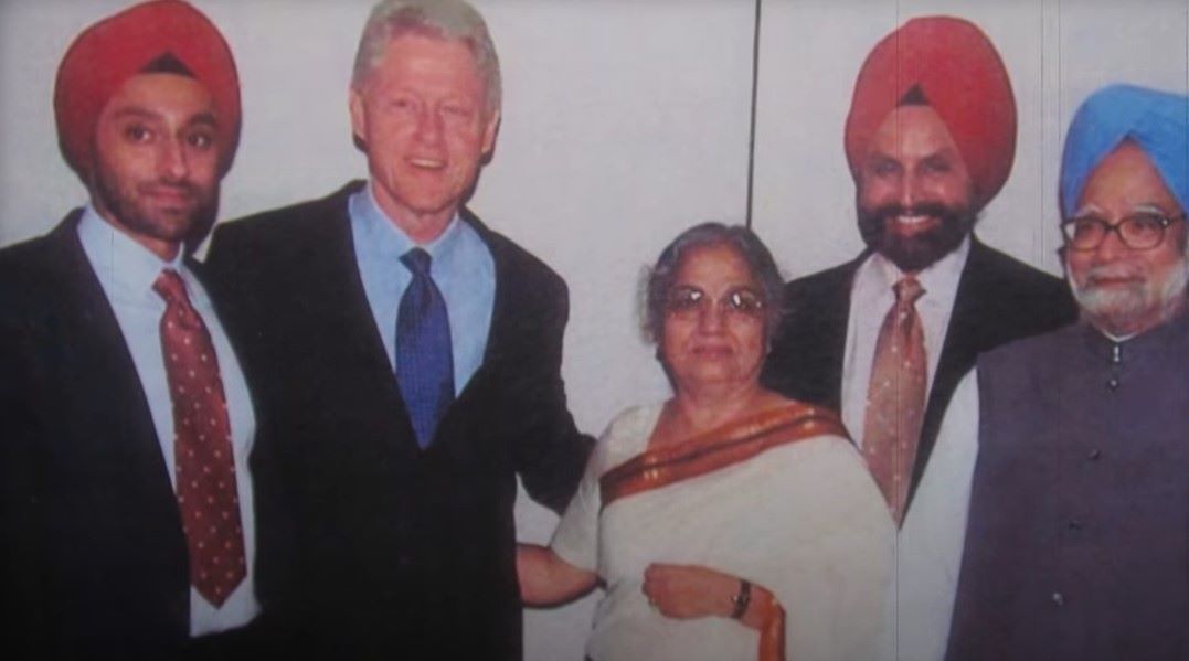Sant Sing Chatwal (second from the right) with Manmohan Singh, the 13th Prime Minister of India (extreme right) and Bill Clinton, the 42nd president of the United States (second from the left) at a State Department lunch in 2017