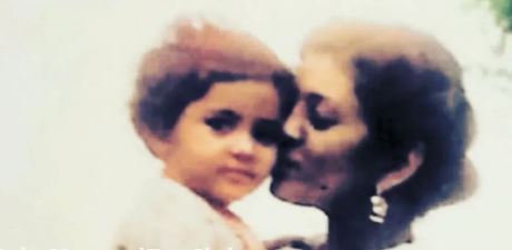 Saba Hameed's childhood picture with her mother