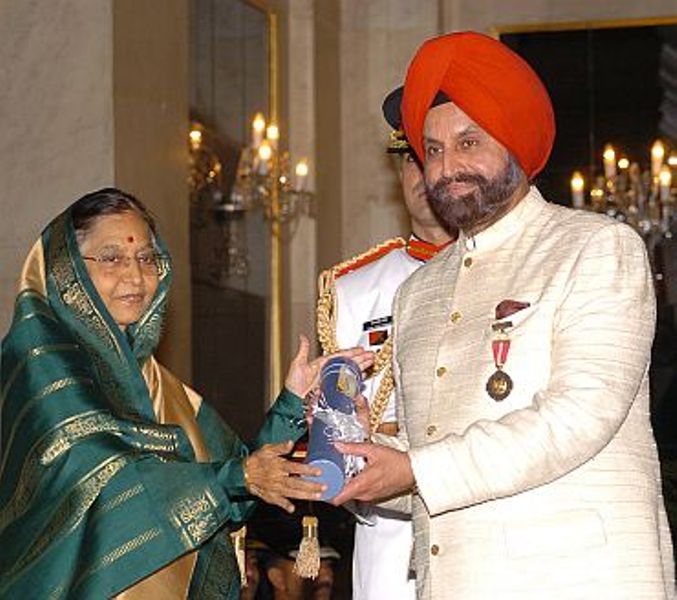 Sant Singh Chatwal receiving the Padma Bhushan
