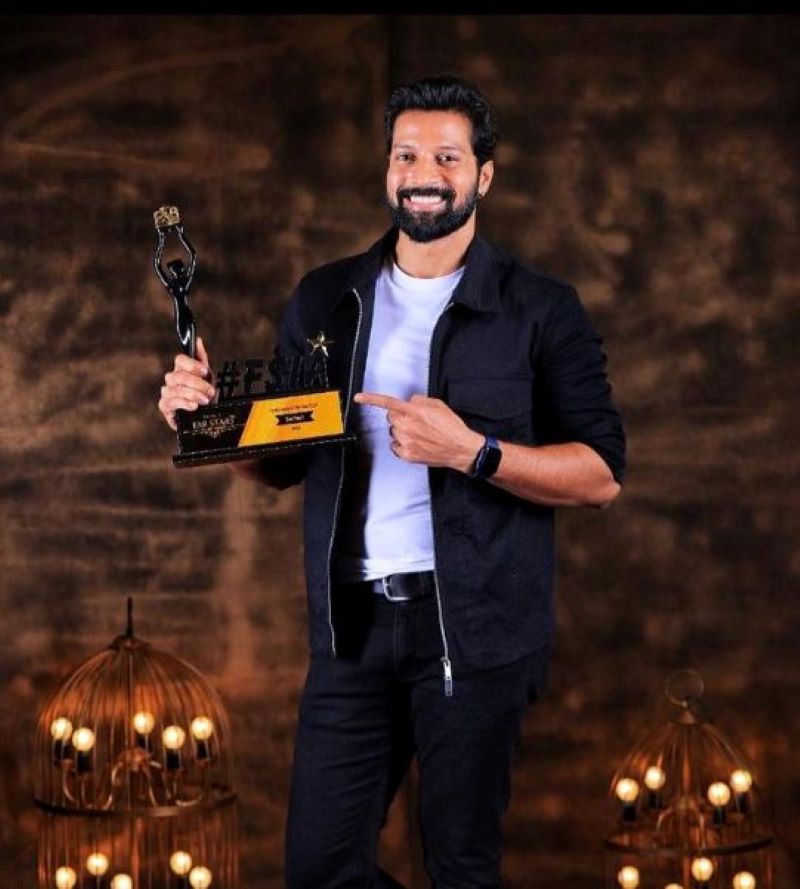 Santhosh Prathap holding the Fab Stars Iconic Award (2021)