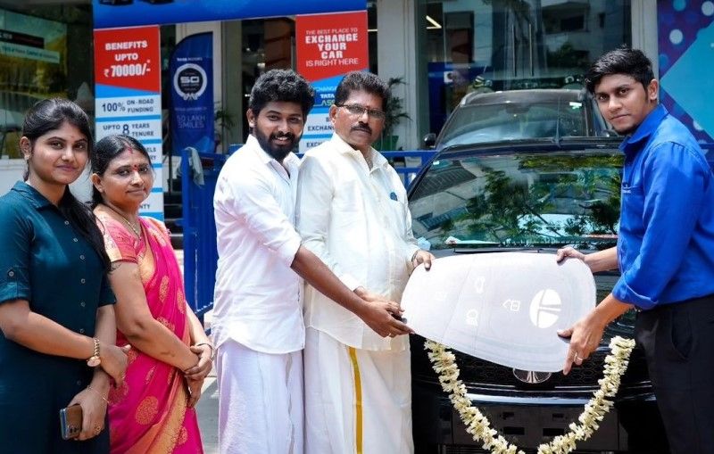 Saravana Vickram with his family while purchasing the car