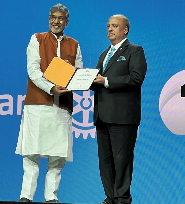 Satyarthi receiving the Rotary Award of Honor in Houston, Texas