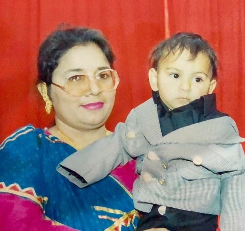 Shivam Trivedi's childhood picture with his mother
