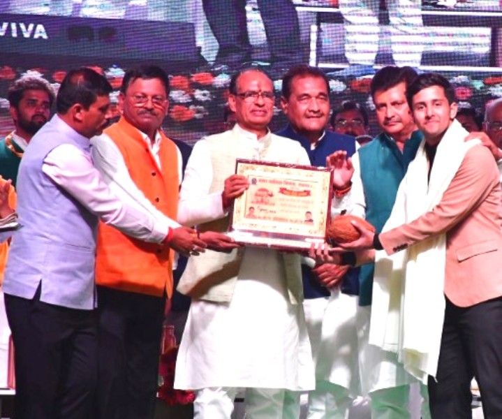 Shivanshu Soni (extreme right) awarded by CM Shivraj Singh Chauhan on Satna Gaurav Divas
