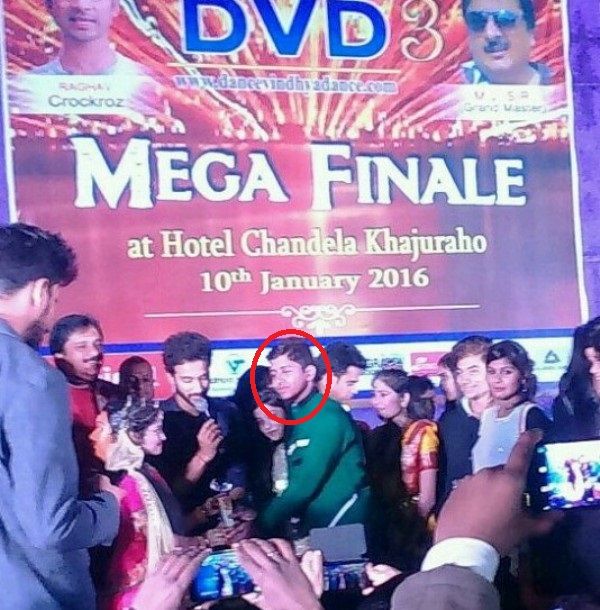 Shivanshu Soni receiving the trophy after winning the Dance Vindhya Dance Competition 2016